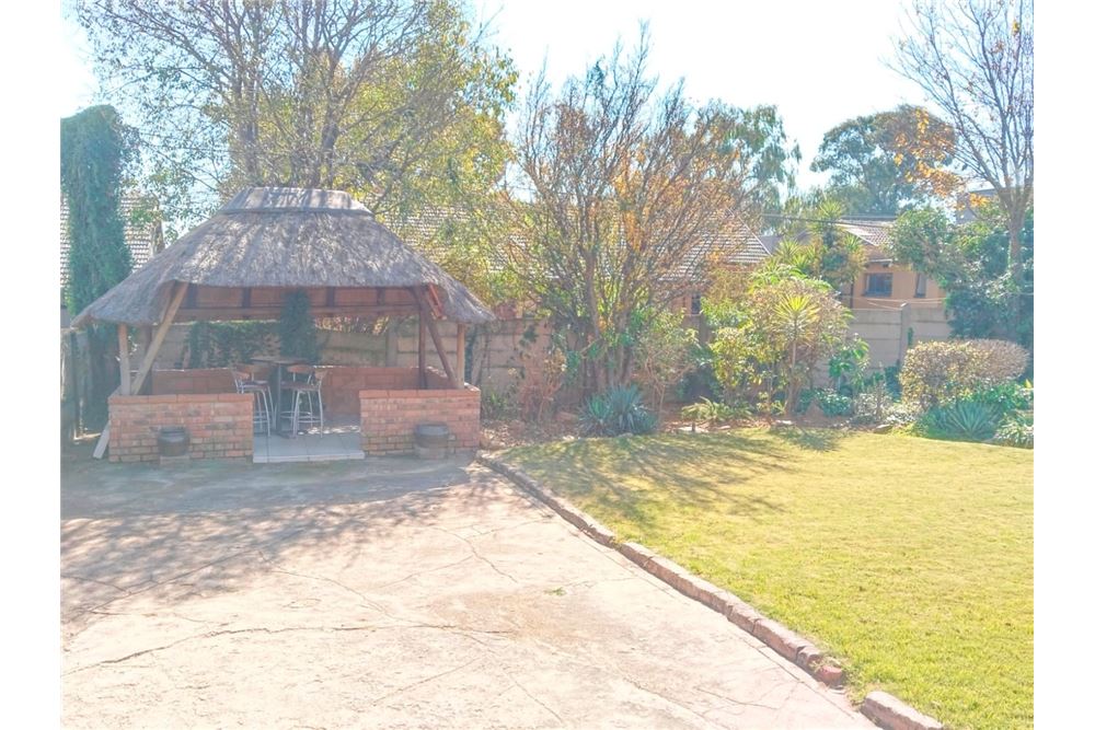 Residential - ਅਲੱਗ ਥਲੱਗ ਬਣਿਆ ਹੋਇਆ ਘਰ - Ridgeway, Gauteng - South Africa - 16 - 1031421068-160