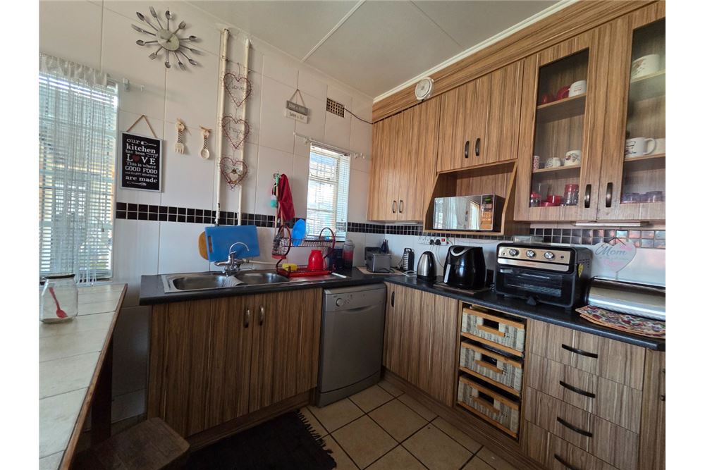 Residential - Hiša večstanovanjska - South Hills, Gauteng - South Africa - 5 - 1031421022-1335