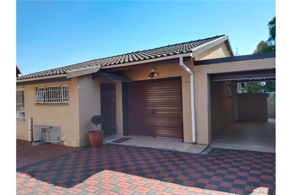 Residential - ਅਲੱਗ ਥਲੱਗ ਬਣਿਆ ਹੋਇਆ ਘਰ - Ridgeway, Gauteng - South Africa - 17 - 1031421068-160