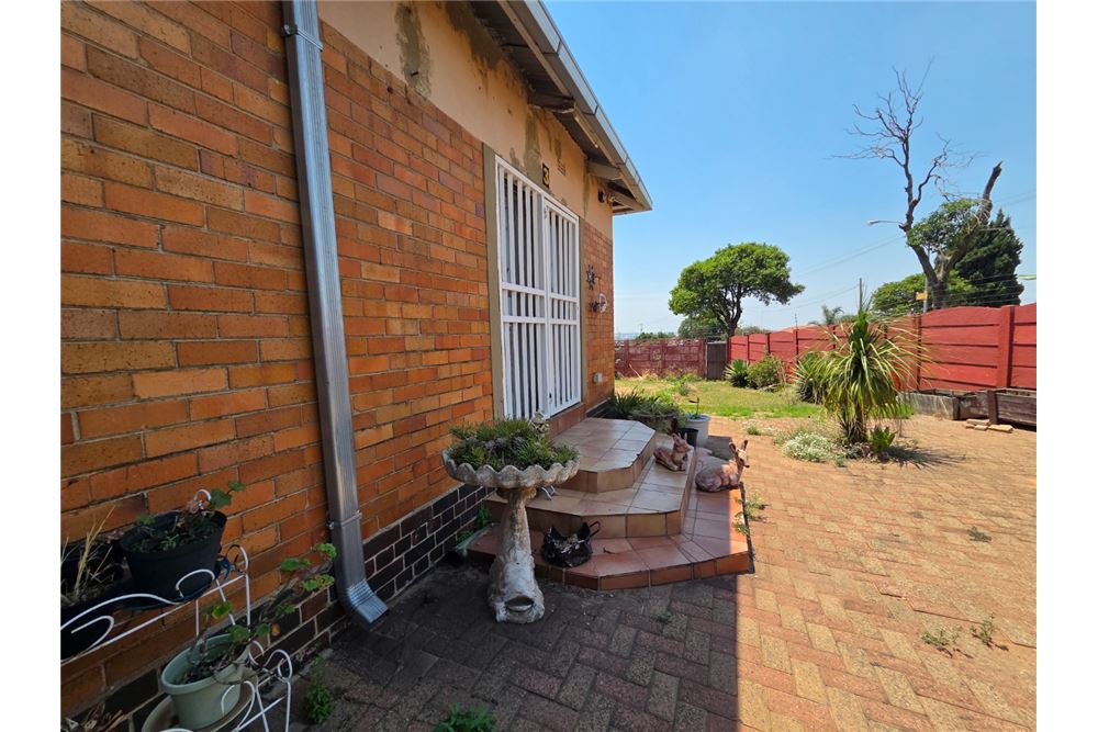 Residential - Hiša večstanovanjska - South Hills, Gauteng - South Africa - 16 - 1031421022-1335