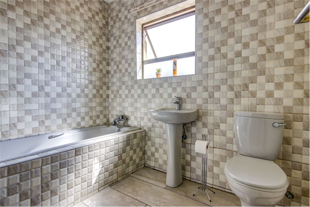 Residential - ਅਲੱਗ ਥਲੱਗ ਬਣਿਆ ਹੋਇਆ ਘਰ - Norkem Park, Gauteng - South Africa - 26 - 1031439089-19