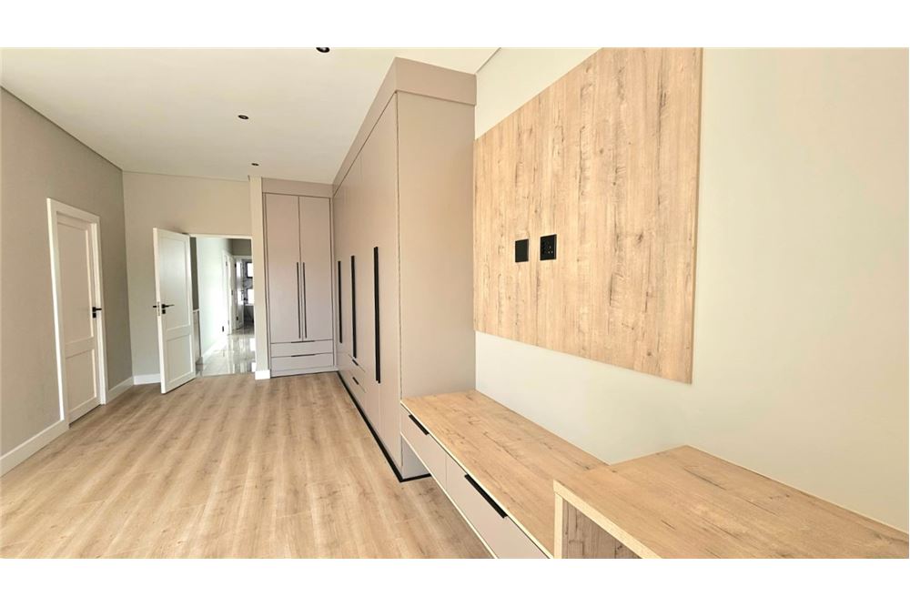 Residential - ਅਲੱਗ ਥਲੱਗ ਬਣਿਆ ਹੋਇਆ ਘਰ - Fountainbrook Estate, Gauteng - South Africa - 21 - 1031393025-834