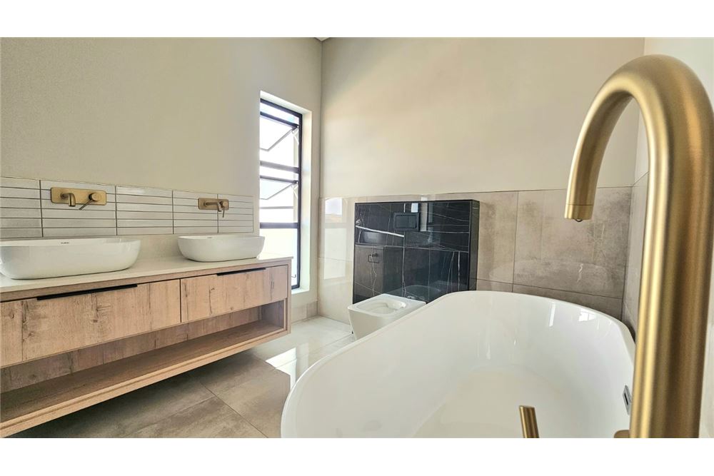 Residential - ਅਲੱਗ ਥਲੱਗ ਬਣਿਆ ਹੋਇਆ ਘਰ - Fountainbrook Estate, Gauteng - South Africa - 17 - 1031393025-834