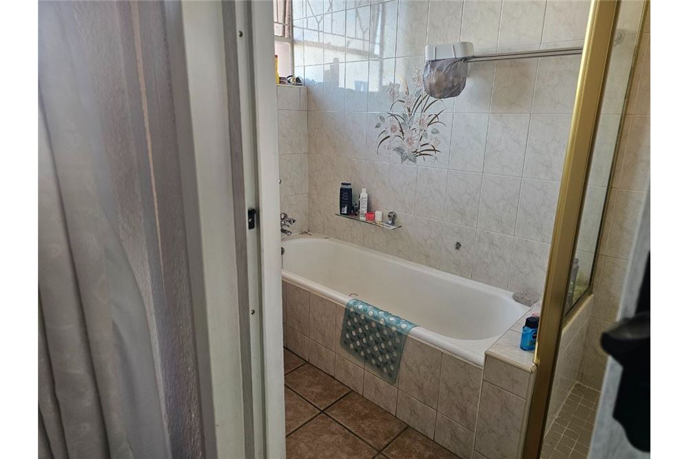 Residential - Rivitalo - Brackenhurst, Gauteng - South Africa - 11 - 1031421052-256