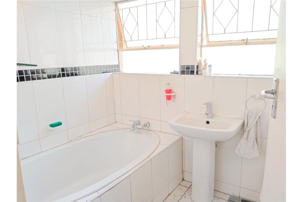 Residential - ਅਲੱਗ ਥਲੱਗ ਬਣਿਆ ਹੋਇਆ ਘਰ - Ridgeway, Gauteng - South Africa - 14 - 1031421068-160