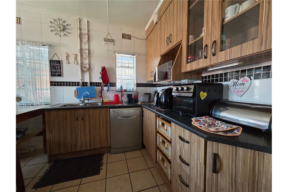 Residential - Hiša večstanovanjska - South Hills, Gauteng - South Africa - 4 - 1031421022-1335