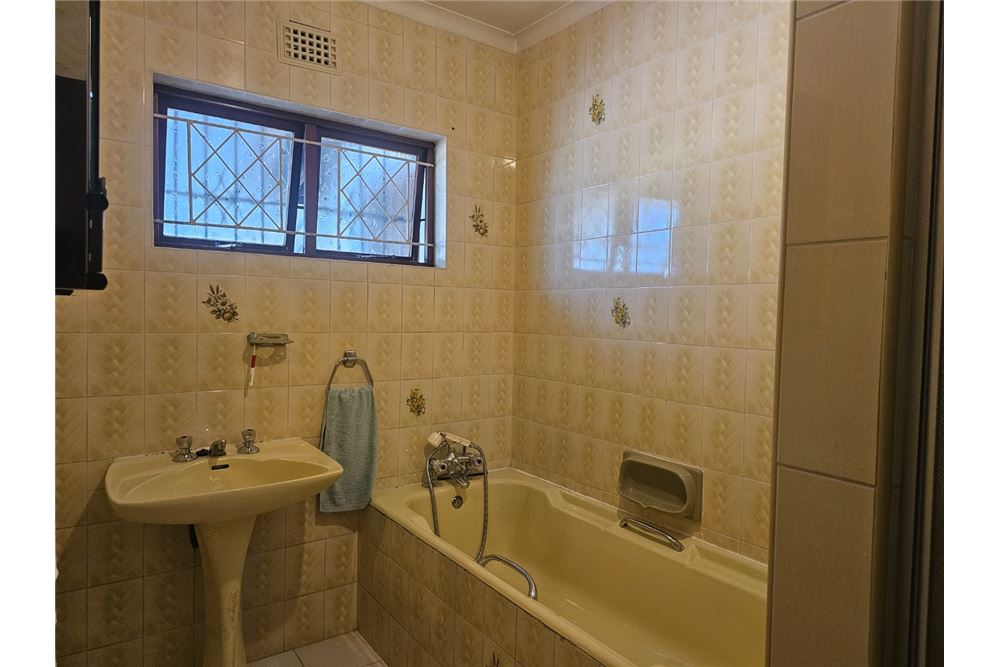 Residential - ਅਲੱਗ ਥਲੱਗ ਬਣਿਆ ਹੋਇਆ ਘਰ - Greenwood Park, KwaZulu Natal - South Africa - 13 - 1031465025-211