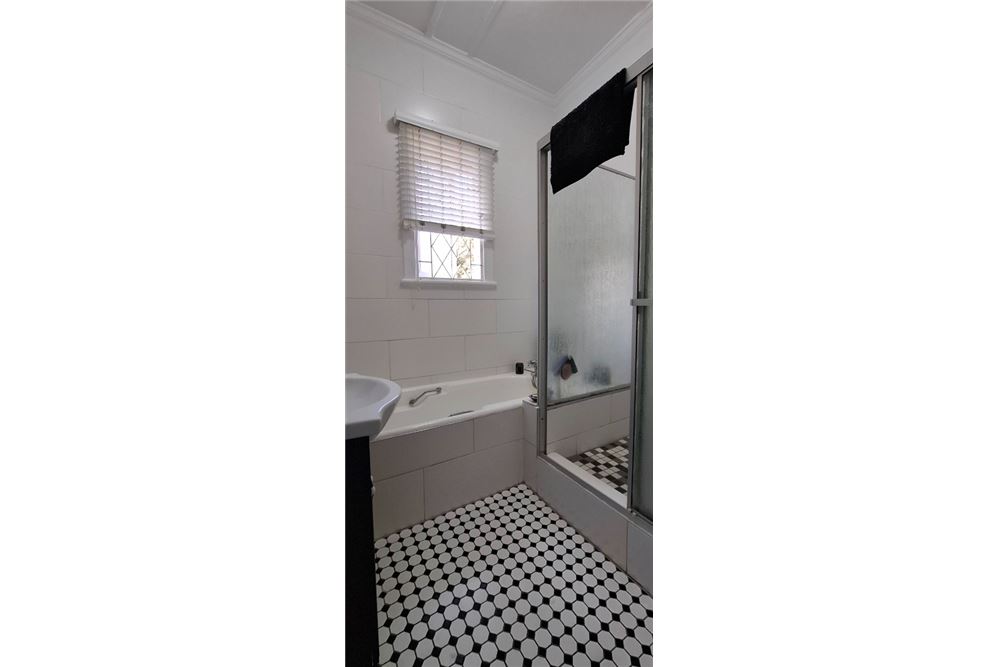 Residential - Rumah Terpisah - Glenwood, KwaZulu Natal - South Africa - 14 - 1031389002-211