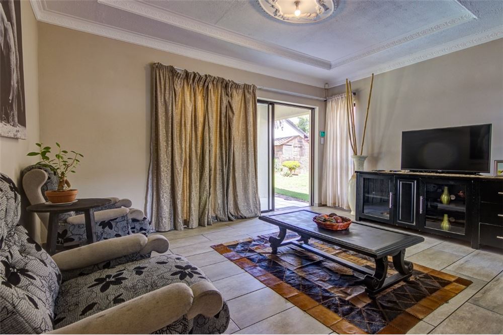 Residential - ਅਲੱਗ ਥਲੱਗ ਬਣਿਆ ਹੋਇਆ ਘਰ - Norkem Park, Gauteng - South Africa - 25 - 1031439089-19