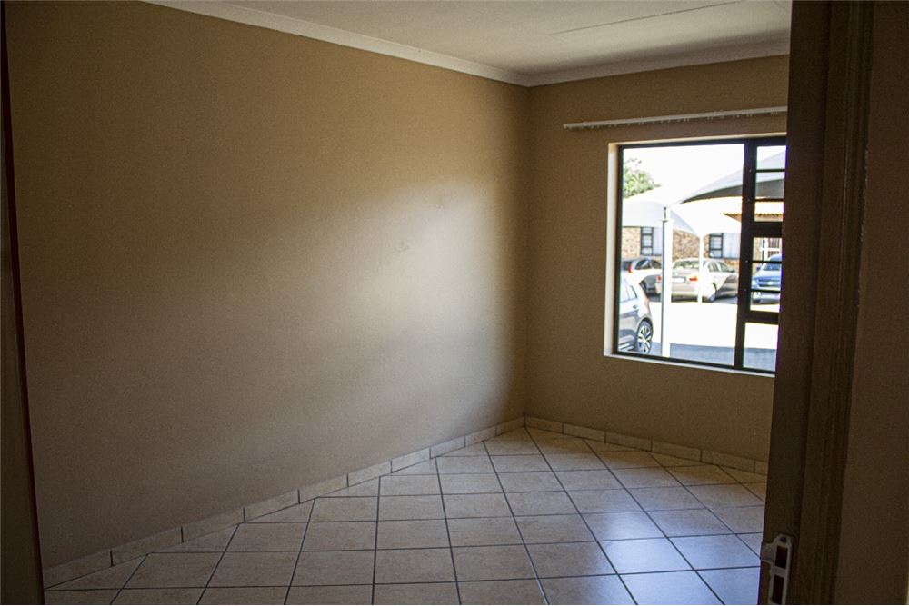 Prédio Habitacional - Moradia em Banda - Sasolburg Ext 10, Free State - South Africa - 3 - 1031010007-140