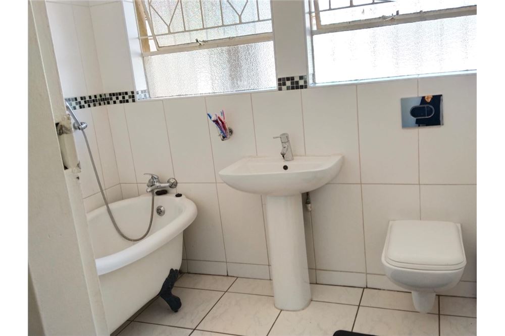 Residential - ਅਲੱਗ ਥਲੱਗ ਬਣਿਆ ਹੋਇਆ ਘਰ - Ridgeway, Gauteng - South Africa - 13 - 1031421068-160