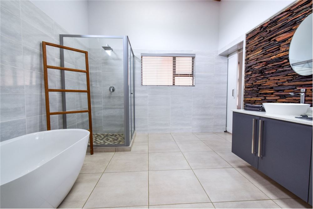 Comercial - Hostal - Kameeldrift East, Gauteng - South Africa - 55 - 1031414001-141