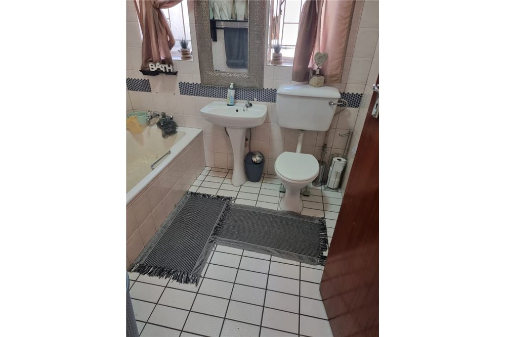 Woningbouw - Haus - Vanderbijlpark SW 5, Gauteng - South Africa - 15 - 1031010017-88