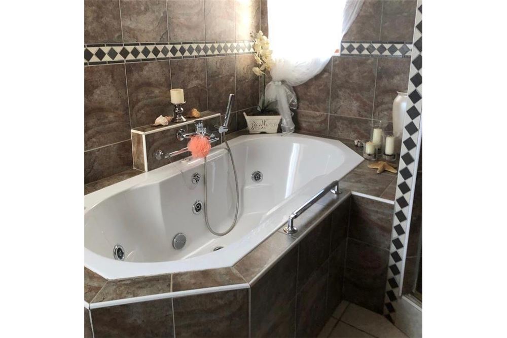 Residential - ਅਲੱਗ ਥਲੱਗ ਬਣਿਆ ਹੋਇਆ ਘਰ - Birdswood, KwaZulu Natal - South Africa - 19 - 1031416004-548