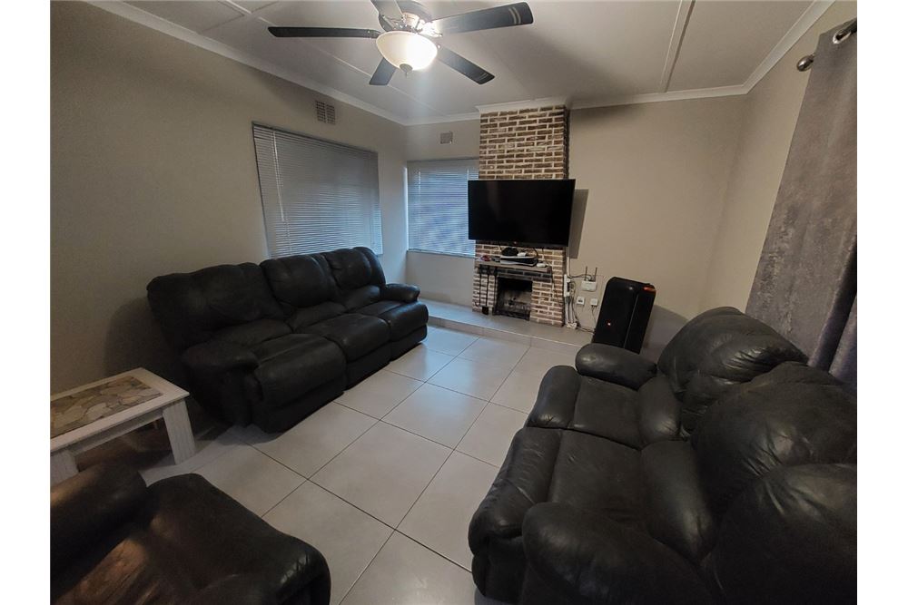 Residential - हाउस - Vanderbijlpark SW 5, Gauteng - South Africa - 12 - 1031010012-83