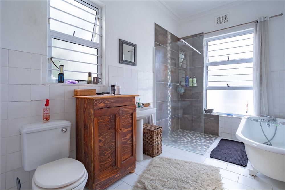 Residential - ਅਲੱਗ ਥਲੱਗ ਬਣਿਆ ਹੋਇਆ ਘਰ - Glenwood, KwaZulu Natal - South Africa - 22 - 1031389044-310