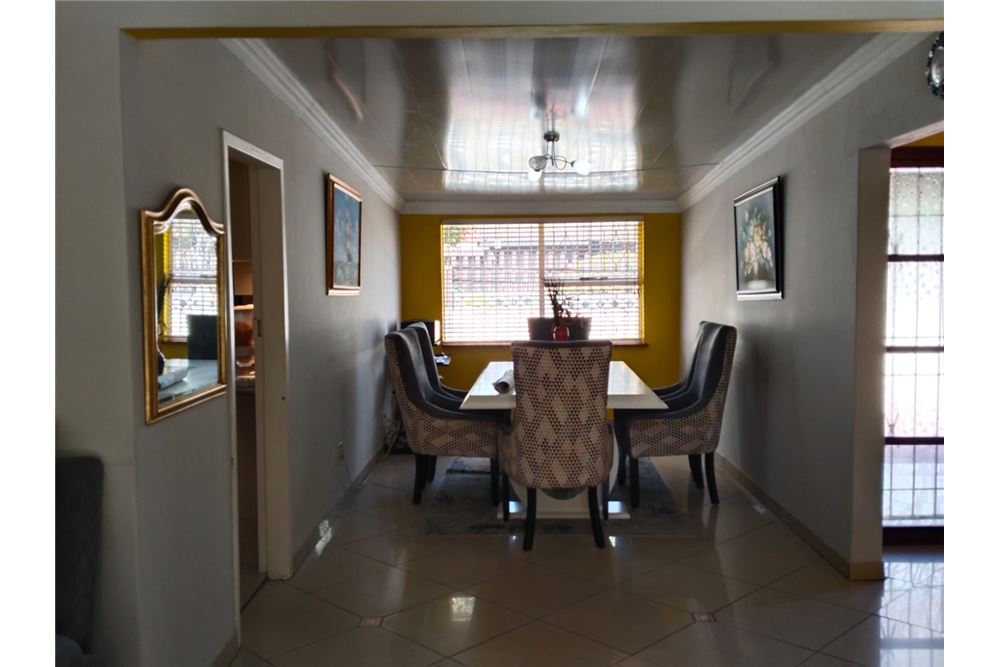 Residential - ਅਲੱਗ ਥਲੱਗ ਬਣਿਆ ਹੋਇਆ ਘਰ - Ridgeway, Gauteng - South Africa - 7 - 1031421068-160