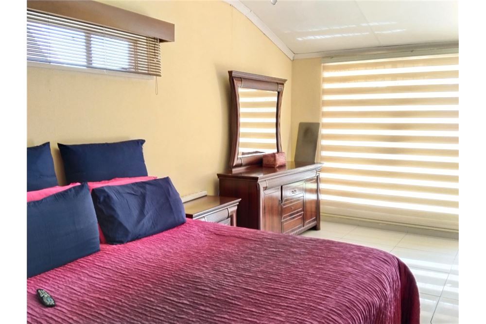 Residential - ਅਲੱਗ ਥਲੱਗ ਬਣਿਆ ਹੋਇਆ ਘਰ - Ridgeway, Gauteng - South Africa - 12 - 1031421068-160