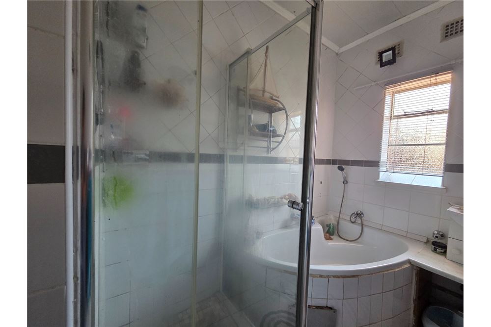 Residential - Hiša večstanovanjska - South Hills, Gauteng - South Africa - 15 - 1031421022-1335