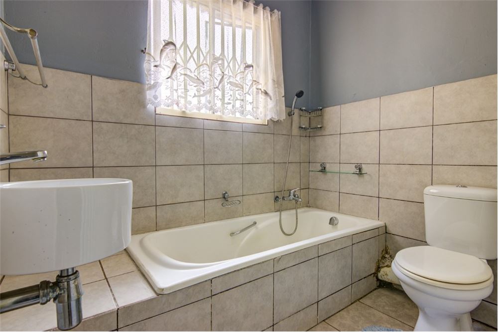 Residential - ਅਲੱਗ ਥਲੱਗ ਬਣਿਆ ਹੋਇਆ ਘਰ - Norkem Park, Gauteng - South Africa - 17 - 1031439089-19