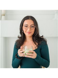 Jenia Medeiros - RE/MAX Realty Specialists Inc