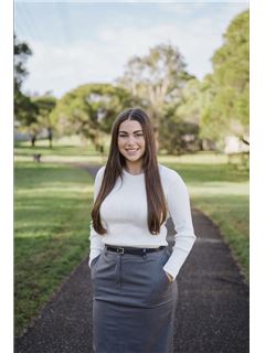 Associate - Georgina Cleanthous - REMAX Aspire
