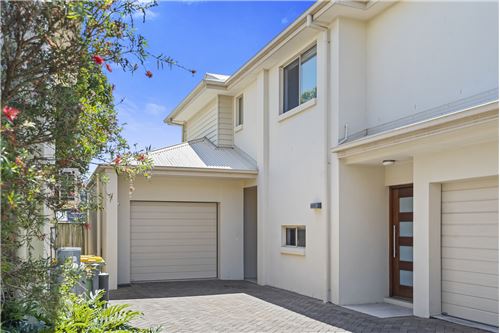Spacious Townhouse in Sought After Cleveland
