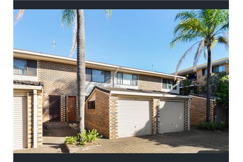 Conveniently located townhouse in Mermaid Waters
