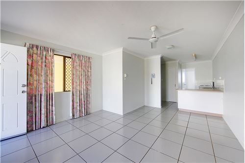 Lovely Quiet Complex Backing Onto Parkland