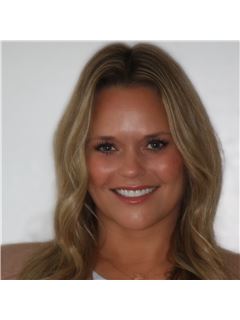 Kerri Wallis - RE/MAX Advantage South