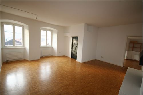 Miete: grosse, helle Wohnung