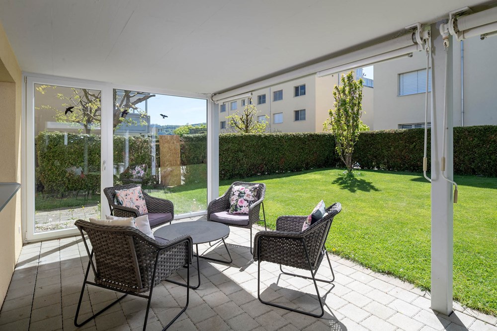 Gartenwohnung - Kauf - Dintikon, Aargau - 001 - Föhrenweg 11, 5606 Dintikon (Daniel Blake Fotografie).jpg - Sitzplatz - 111241001-35