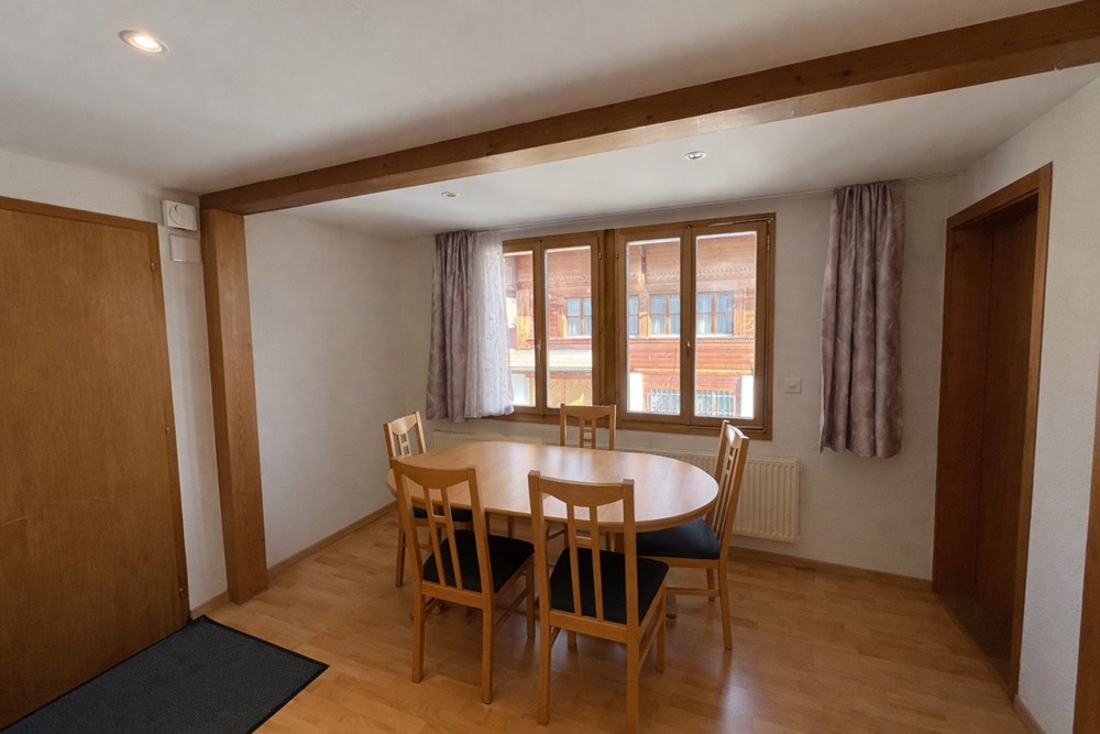 Einfamilienhaus - Kauf - Hofstetten bei Brienz, Bern - Eingang mit Esstisch KI.jpeg - 111211001-117