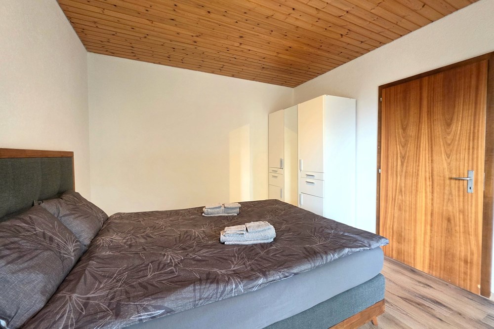 Wohnung - Kauf - Leuk Stadt, Wallis - 2.5 Zi-Wohnung in Leuk-Stadt-Schlafzimmer ba.jpg - Schlafzimmer - 119101007-739
