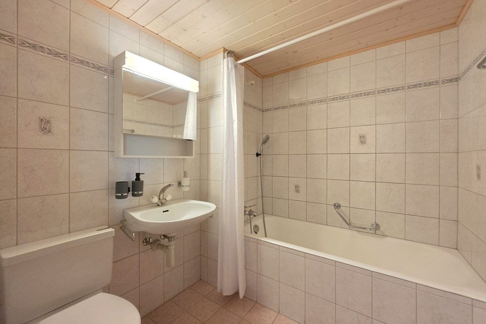 Wohnung - Kauf - Leuk Stadt, Wallis - 2.5 Zi-Wohnung in Leuk-Stadt-Badezimmer.jpg - Badezimmer - 119101007-739