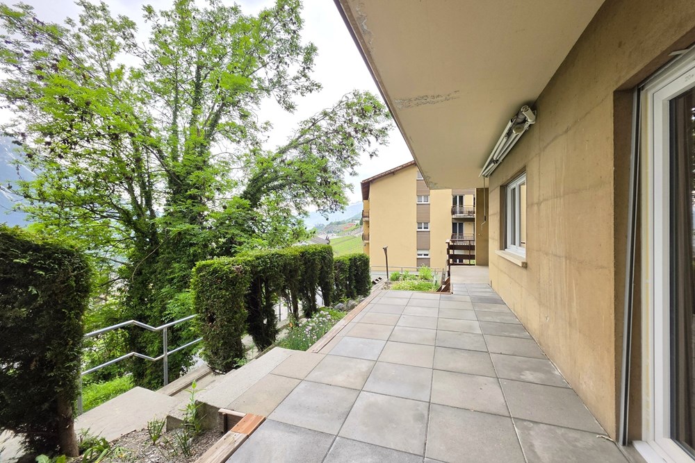 Wohnung - Kauf - Leuk Stadt, Wallis - 2.5 Zi-Wohnung in Leuk-Stadt-Küche_Terrasse.jpg - Terrasse - 119101007-739