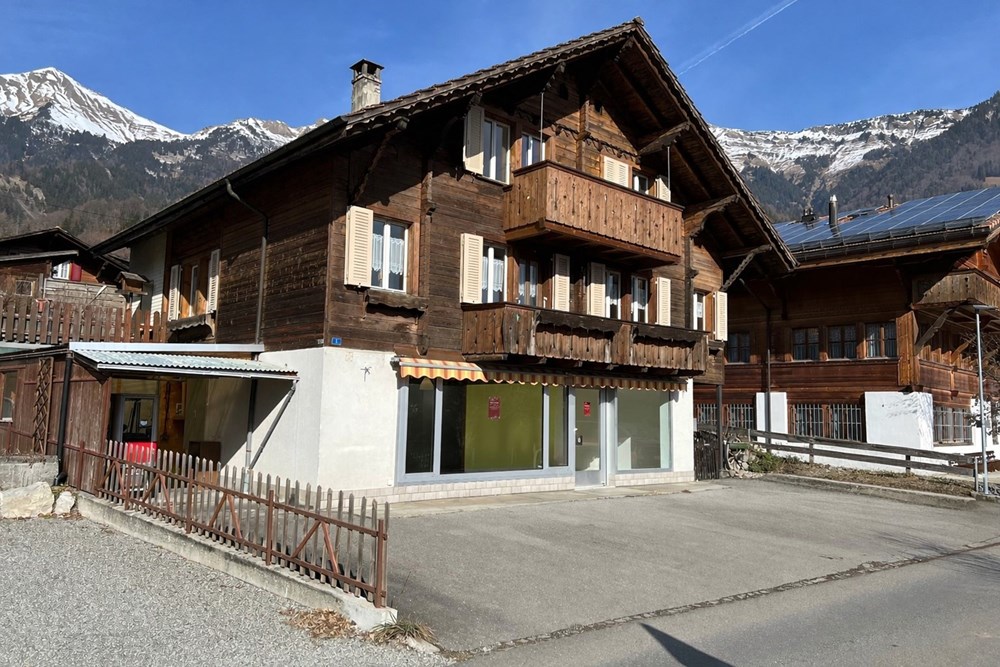 Einfamilienhaus - Kauf - Hofstetten bei Brienz, Bern - Aussen ohne Auto.jpeg - 111211001-117