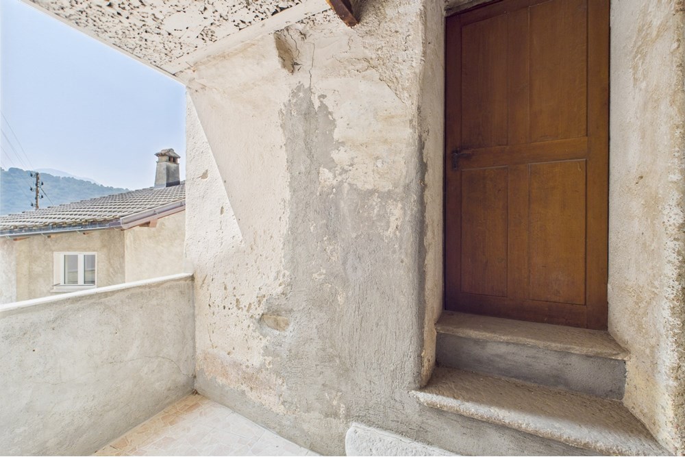 Prédio Habitacional - Casa - Bidogno, Tessin - CH - Pianerottolo con accesso dall'atrio.jpg - 119001050-292