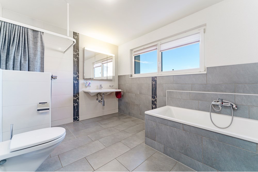 Résidentiel - Maison mitoyenne - Belfaux, Freiburg - CH - Upstairs Bathroom.jpg - 119791003-379