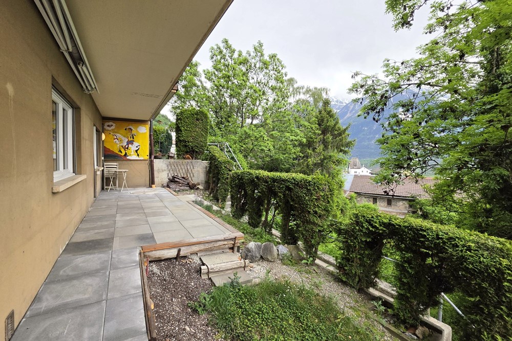Wohnung - Kauf - Leuk Stadt, Wallis - 2.5 Zi-Wohnung in Leuk-Stadt-Küche_Terrasse a.jpg - Terrasse - 119101007-739