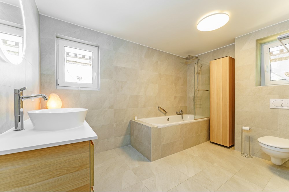 Résidentiel - Immeuble de Rapport - Epalinges, Waadt - Switzerland - Upstairs Bathroom 2.jpg - 119791003-366