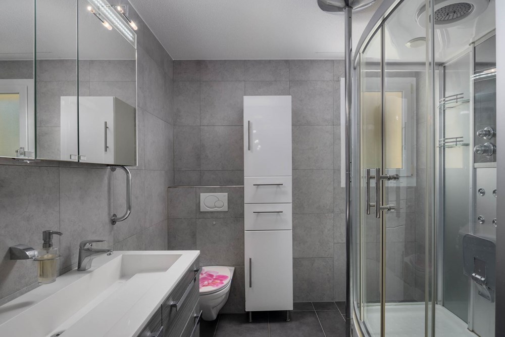 Gartenwohnung - Kauf - Dintikon, Aargau - 017 - Föhrenweg 11, 5606 Dintikon (Daniel Blake Fotografie).jpg - Badezimmer - 111241001-35