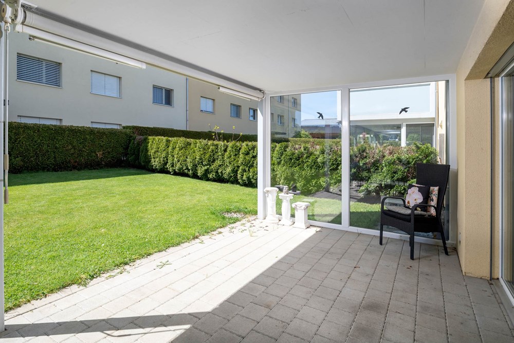 Gartenwohnung - Kauf - Dintikon, Aargau - 002 - Föhrenweg 11, 5606 Dintikon (Daniel Blake Fotografie).jpg - Sitzplatz - 111241001-35