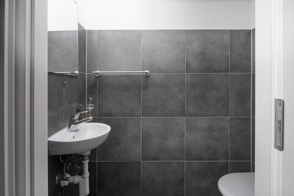 Gartenwohnung - Kauf - Dintikon, Aargau - 026 - Föhrenweg 11, 5606 Dintikon (Daniel Blake Fotografie).jpg - Gäste-WC - 111241001-35