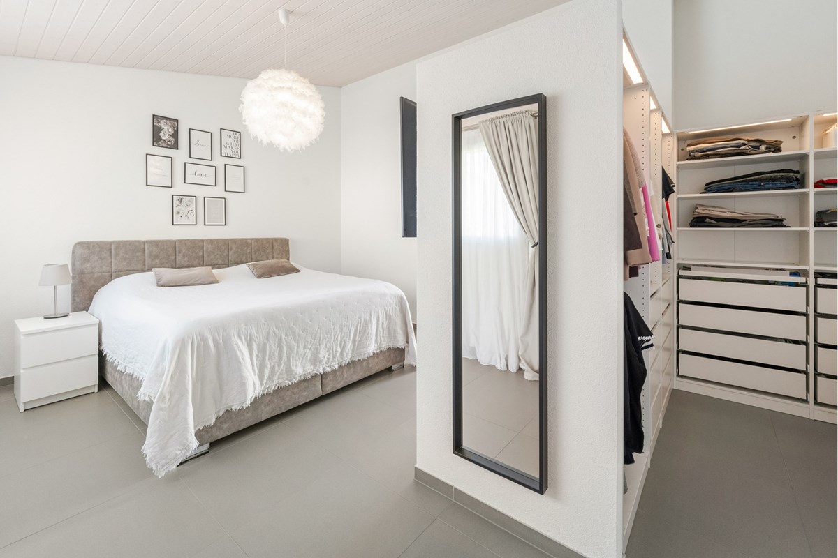 Einfamilienhaus - Kauf - Hirschthal, Aargau - Masterbedroom_Foto_Unterdorfstr_Hirschthal_168-Edit.jpg - 119841016-12