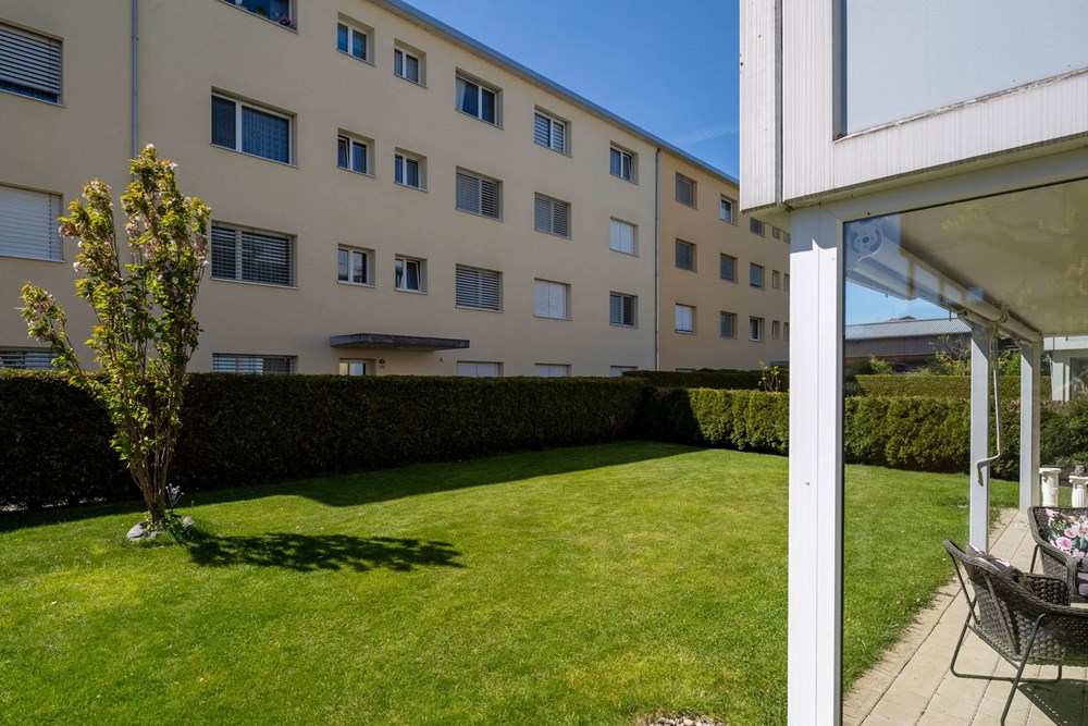 Gartenwohnung - Kauf - Dintikon, Aargau - 005 - Föhrenweg 11, 5606 Dintikon (Daniel Blake Fotografie).jpg - Sitzplatz - 111241001-35