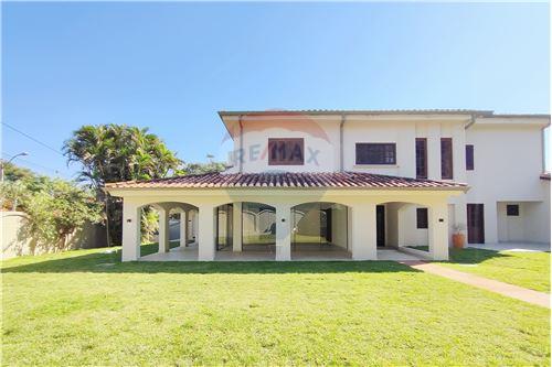 Alquilo amplia y fina residencia en Los Laureles
