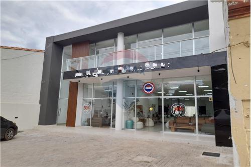 ALQUILO amplio local comercial sobre Julio Correa