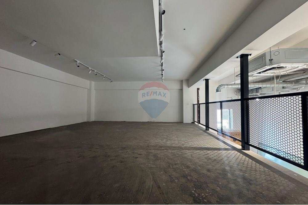 Commercieel - Laden/Einzelhandel - Баянзүрх, Монгол - MN - IMG_0188.jpeg - 119012221-511