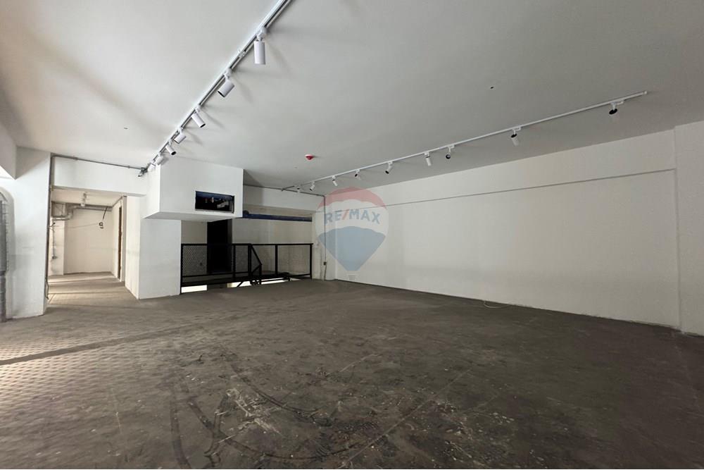 Commercieel - Laden/Einzelhandel - Баянзүрх, Монгол - MN - IMG_0184.jpeg - 119012221-511